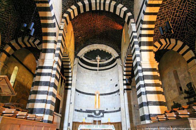 Thiesi, a Igreja de San Pietro di Sorres Cristo pendurado na nave - Sardenha