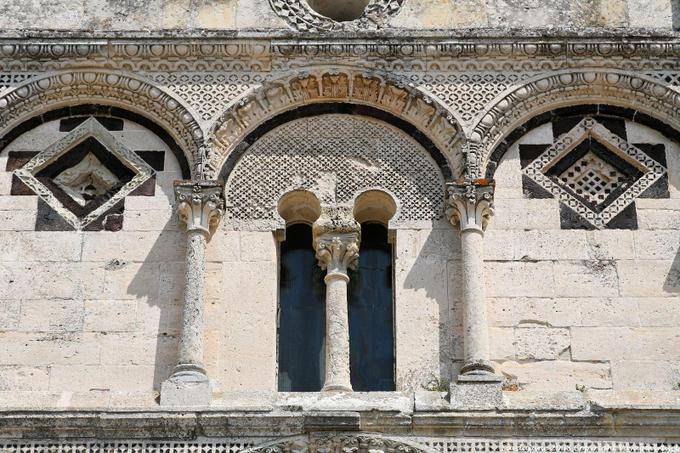Detalhe da fachada da Basílica, a Igreja de San Pietro di Sorres, Thiesi - Sardenha