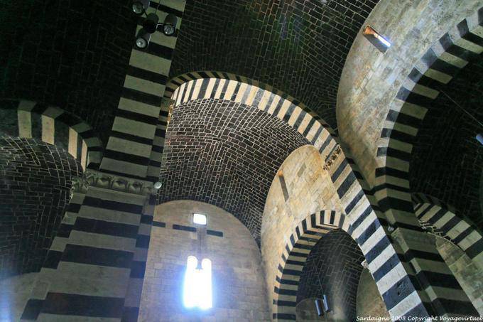 Thiesi, a Igreja de San Pietro di Sorres luz na abóbada - Sardenha