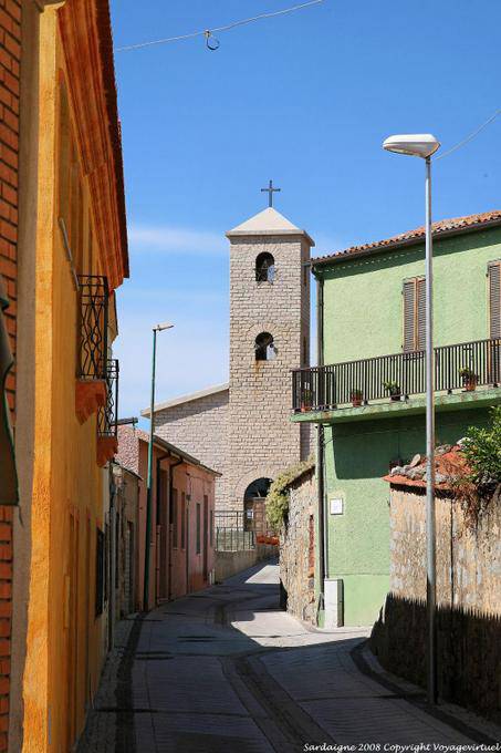 Trinità d'Agultu e Vignola, a torre do sino da paróquia e típica rua - Sardenha
