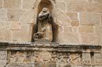 Alghero, Chiesa San Francesco, estátua ao ar livre em um nicho e baixo relevo, Sardenha.