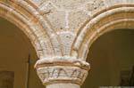 Alghero, San Francesco, o claustro, arcos detalhe e coluna, Sardenha.