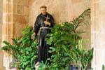 Estátua Monk na cruz, o claustro de São Francisco, Alghero, Sardenha.