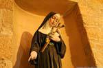 Alghero, San Francesco, estátua culto místico em um nicho de Campanile, Sardenha.