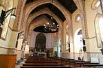 A nave e altar, igreja Cristo Redentor, Arborea, Sardenha.