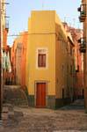 Bosa, casa estreita na esquina da rua, Sardenha.