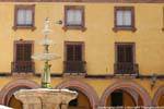 Bosa, Corso Vittorio Emanuele II, Piazza Costituzione, uma fonte, Sardenha.