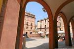 Bosa, sob as arcadas do Piazza Costituzione, Sardenha.