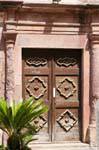 Bosa, Corso Vittorio Emanuele II, porta colunas, Sardenha.