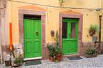 Bosa, via Santa Croce, portas verdes, Sardenha.