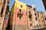 Bosa, Vicolo della Scuda, uma passagem entre as casas típicas, Sardenha.