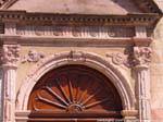 Gavoi igreja San Gavino, detalhe rosa, Sardenha.
