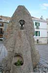 Bloco de granito para abrigar uma estátua de bronze, Nuoro, Sebastiano Satta piazza, escultura Constantino Nivola, Sardenha.