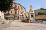 Palácio de frente para a estátua de Giudicessa Piazza Eleonora, Oristano, Sardenha.