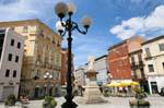 Sassari, Corso Vittorio Emanuele II, praça central com uma estátua, Sardenha.