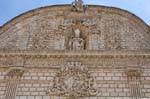Estátua de São Nicolas na fachada barroca, a Catedral de San Nicola, fachada museo del Tesoro, Sassari, Sardenha.