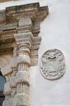 Sassari, Palazzo del Barone Uzzini, medalhão e coluna detalhe, Sardenha.