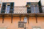 Sassari, Piazza Tola, um brasão de armas sob uma varanda, Sardenha.