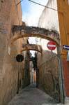 Sassari, via Margherita di Castelvi, arcos de suporte na faixa proibida, Sardenha.