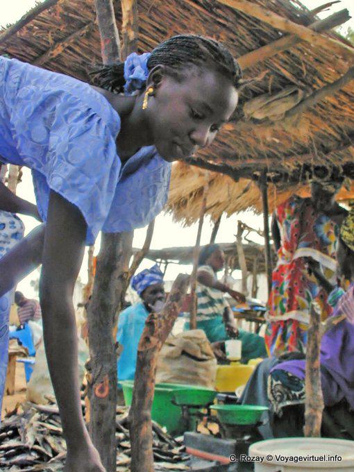Meriem fazendo compras - Senegal