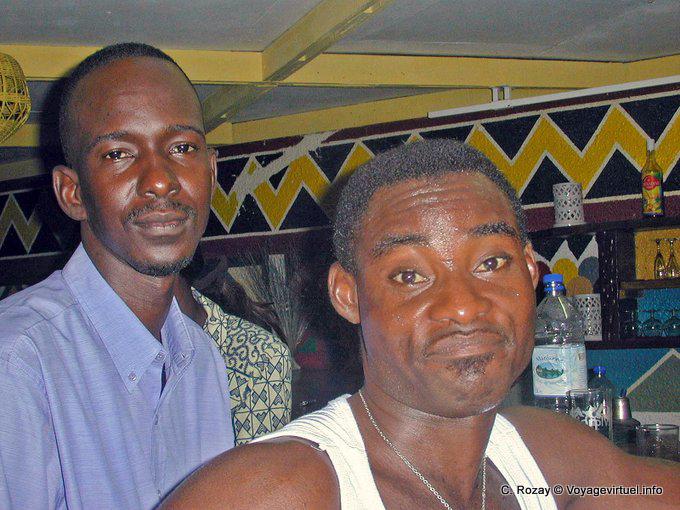 Moderador no bar depois do baile (Hotel Foundiougne) - Senegal