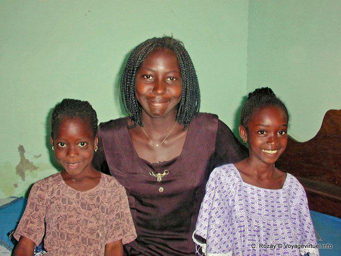 Retrato de crianças na família com nosso amigo Meriem, Foundiougne - Senegal