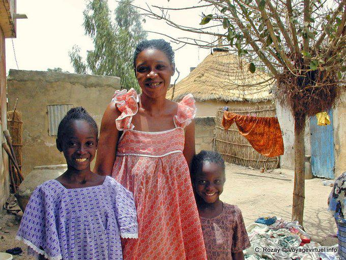 Crianças de sorriso no pátio da caixa - Senegal