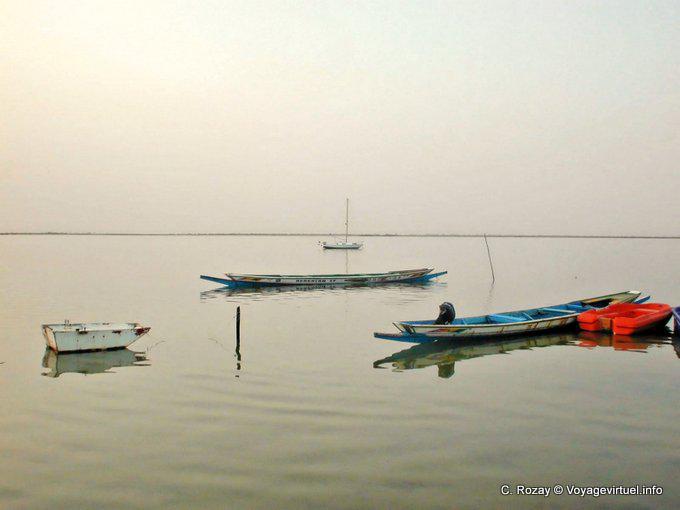 Barcos que descansam no rio acalmou, Sine Saloum- - Senegal