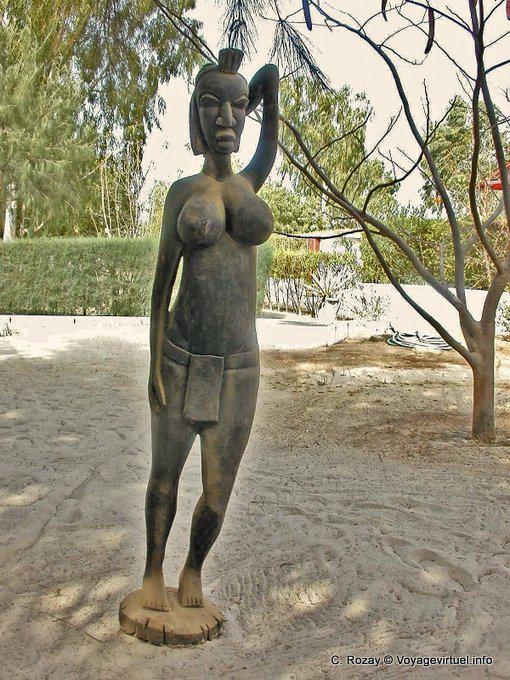 Estátua da mulher no jardim do hotel para Foundiougne - Senegal