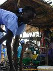 Meriem fazendo compras, Senegal.