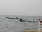 Pescadores no processo de navegar o Saloum, Senegal.