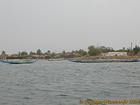 A chegada ao pequeno porto do rio, Senegal.