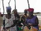 Mulheres boubou quadrados em uma aldeia no Sine Saloum-, Senegal.