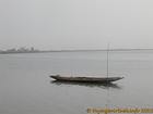 Barco amarrado a um poste no Saloum, Senegal.