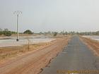 Estrada esburacada entre sal e terra, Senegal.