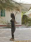 Palms mural e estátua de madeira feminino, Senegal.