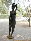 Estátua da mulher no jardim do hotel para Foundiougne, Senegal.