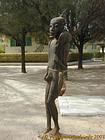 Caça de volta, uma estátua no carrinho de madeira, Senegal.
