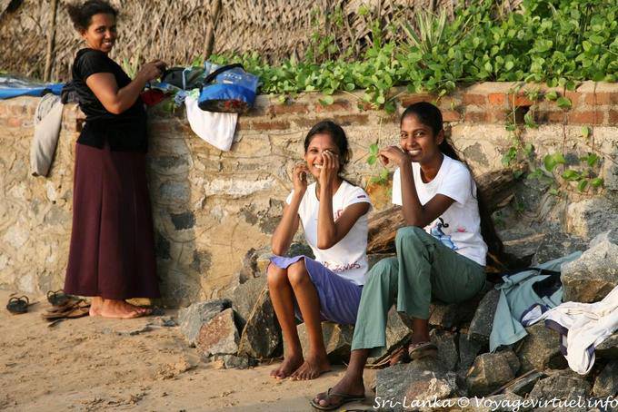 Família cingalesa hilariante na praia, Beruwela - Ceilão Sri Lanca