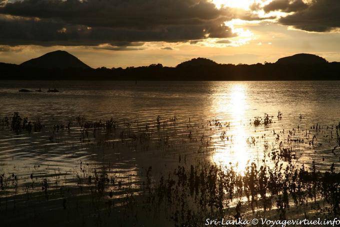 Luzes sobre o Lago Kandalama - Ceilão Sri Lanca