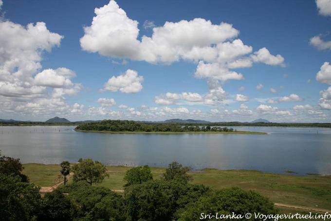 Lago ilha em Kandalama, Dambulla - Ceilão Sri Lanca
