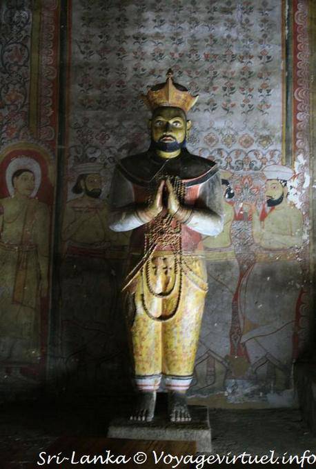 Estátua do rei Nissanka Malla, Maha Viharaya Alut, Golden Temple, Dambulla - Ceilão Sri Lanca