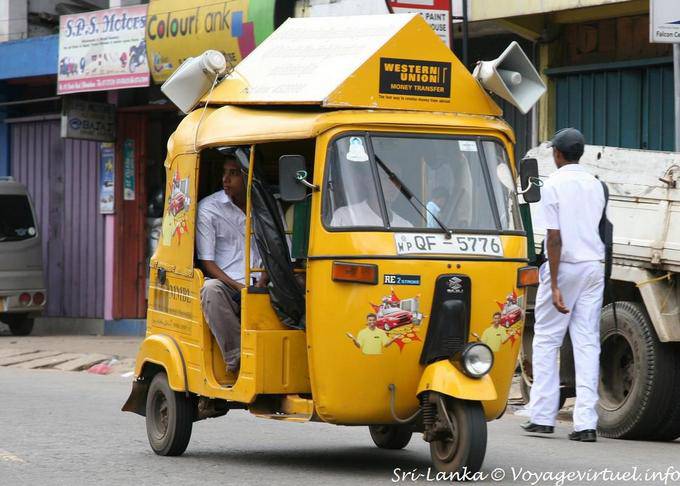 Scooter ou vespa baseado tuktuk amarelo, Kandy - Ceilão Sri Lanca