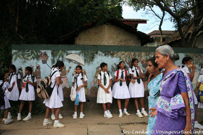 Meninas no uniforme na saída da escola, Kandy - Ceilão Sri Lanca