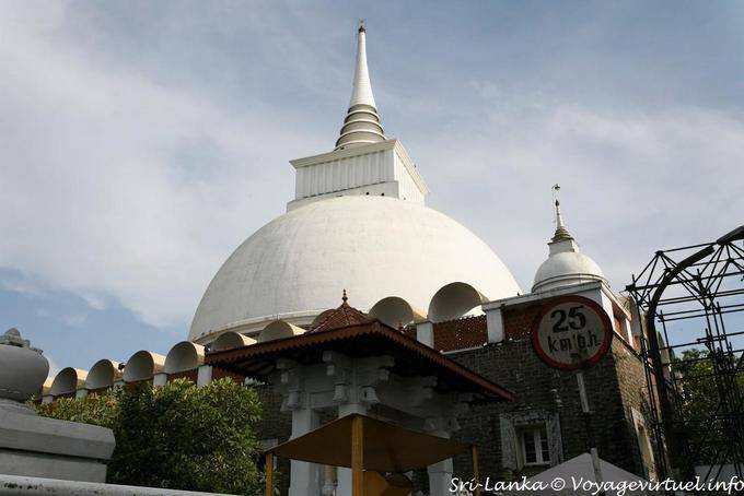 Stupa, ou Dagoba branco, Kandy - Ceilão Sri Lanca