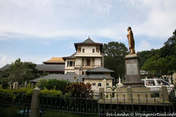 Estátua na frente do palácio novo, Kandy - Ceilão Sri Lanca