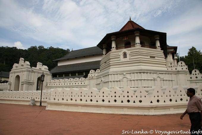 Patthirippua Mahawahalkada eo Templo do Dente Sagrado, Kandy - Ceilão Sri Lanca