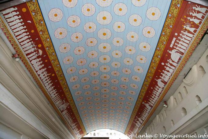 Teto pintado Vahalkada Maha, a entrada principal, templo de relíquia de dente, Kandy - Ceilão Sri Lanca
