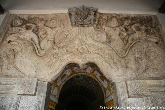 Portal decorado com Makara Torana ou Arco do dragão, Dalada Maligawa, Kandy - Ceilão Sri Lanca