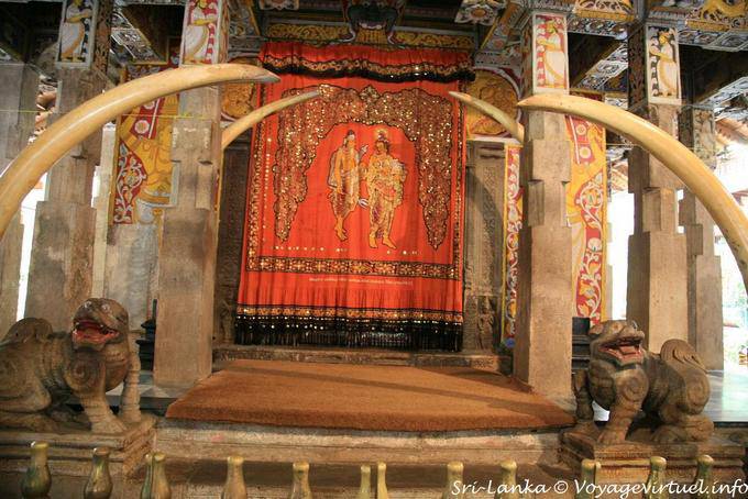 Presas de elefante e leões, porta Pallemale, Templo do dente, Kandy - Ceilão Sri Lanca